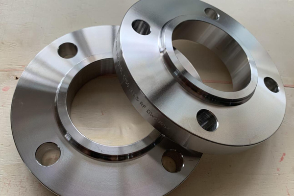Does common carbon steel flange have anticorrosion function?